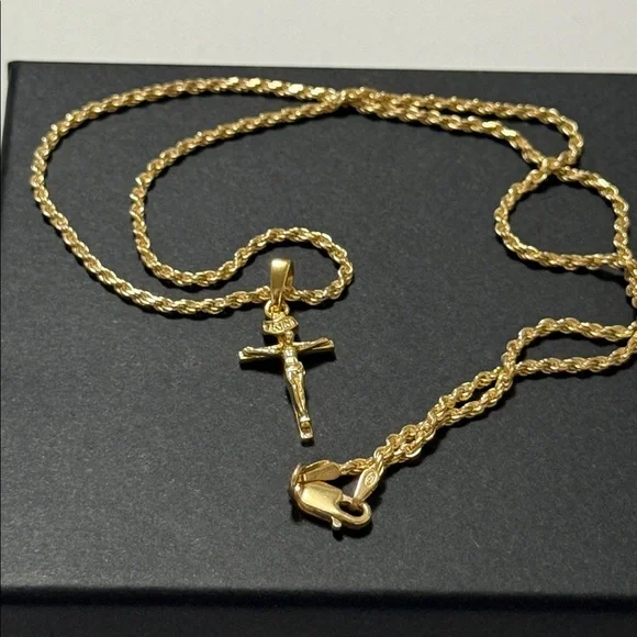 Elegant 925 sterling silver Gold Cross Pendant Necklace 18’ - Picture 4 of 13